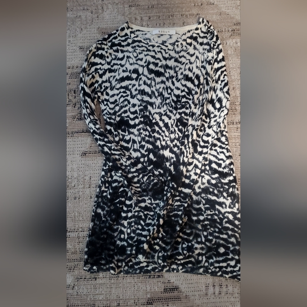 Kokun women bamboo and Cashmere blend printed black and white printed stripes to